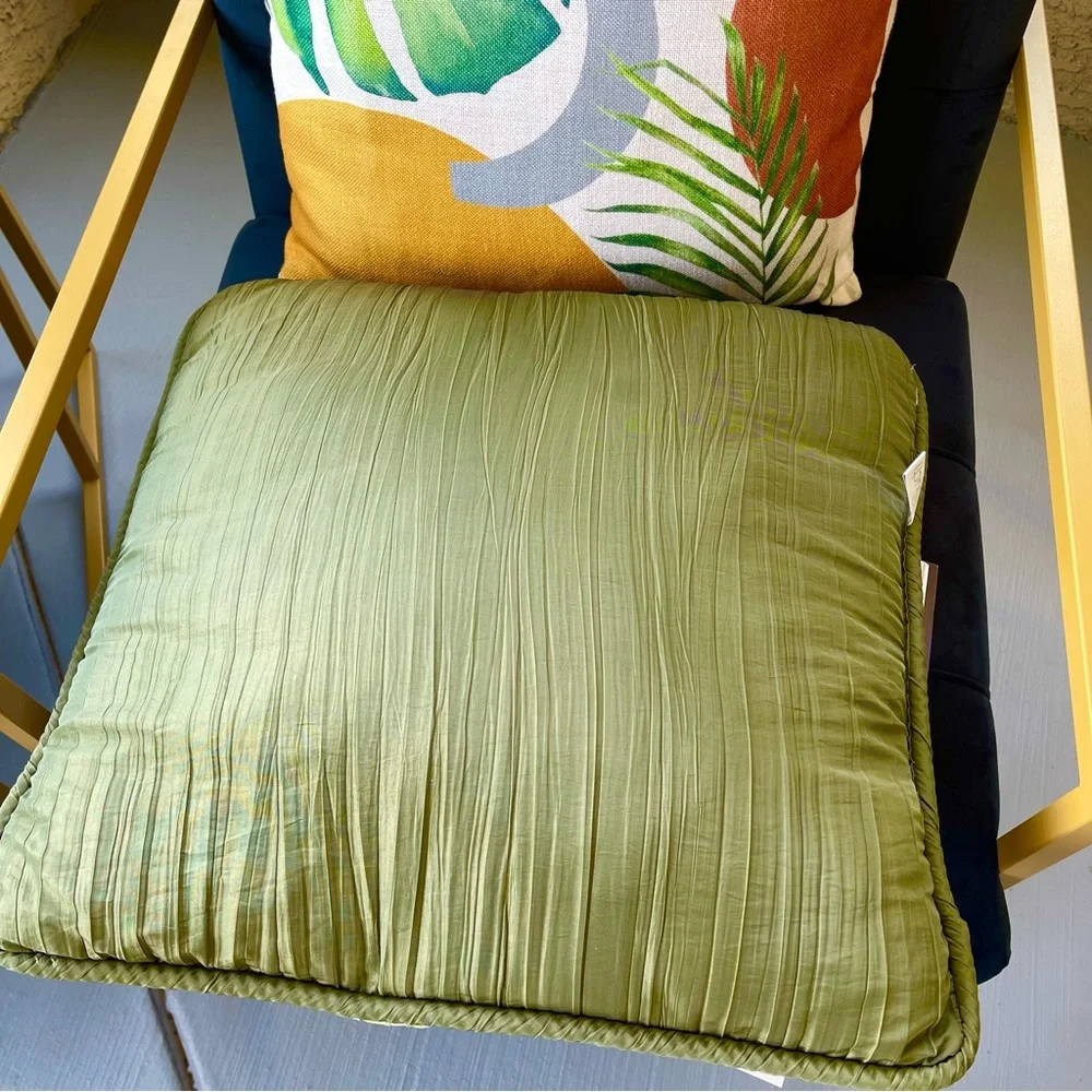 Such Home Collection Olives Green Filled Pillow W 17” / D 17” / H 4
